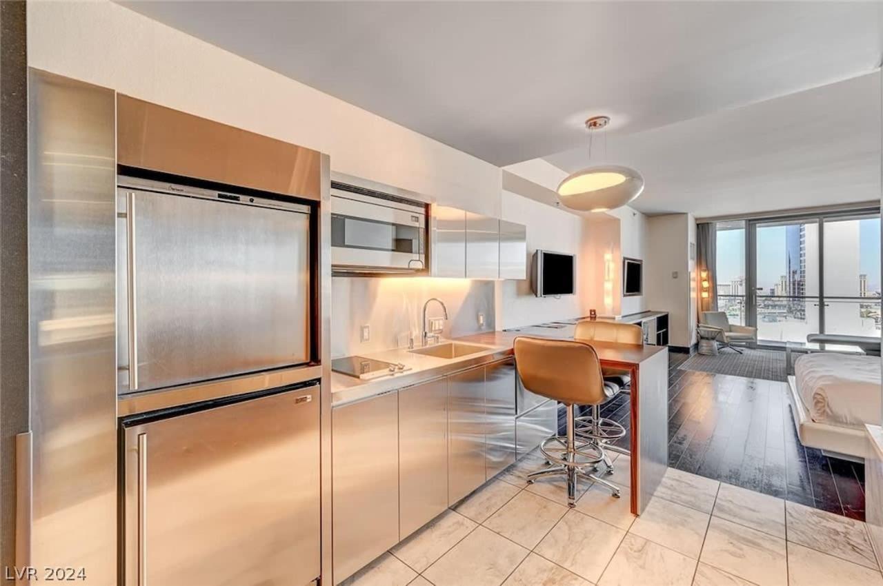 Stunning Strip View W Balcony Access 35308