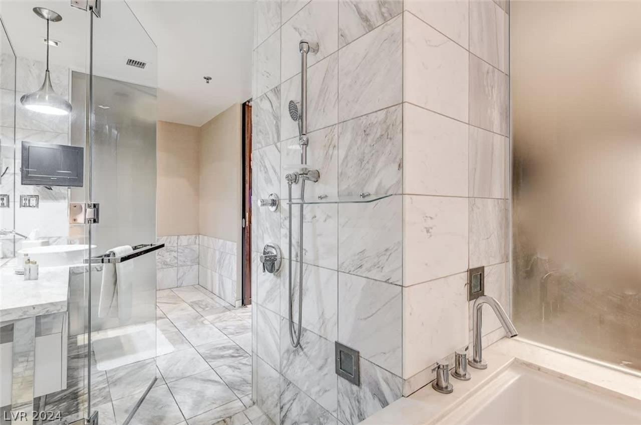 Stunning Strip View W Balcony Access 35308