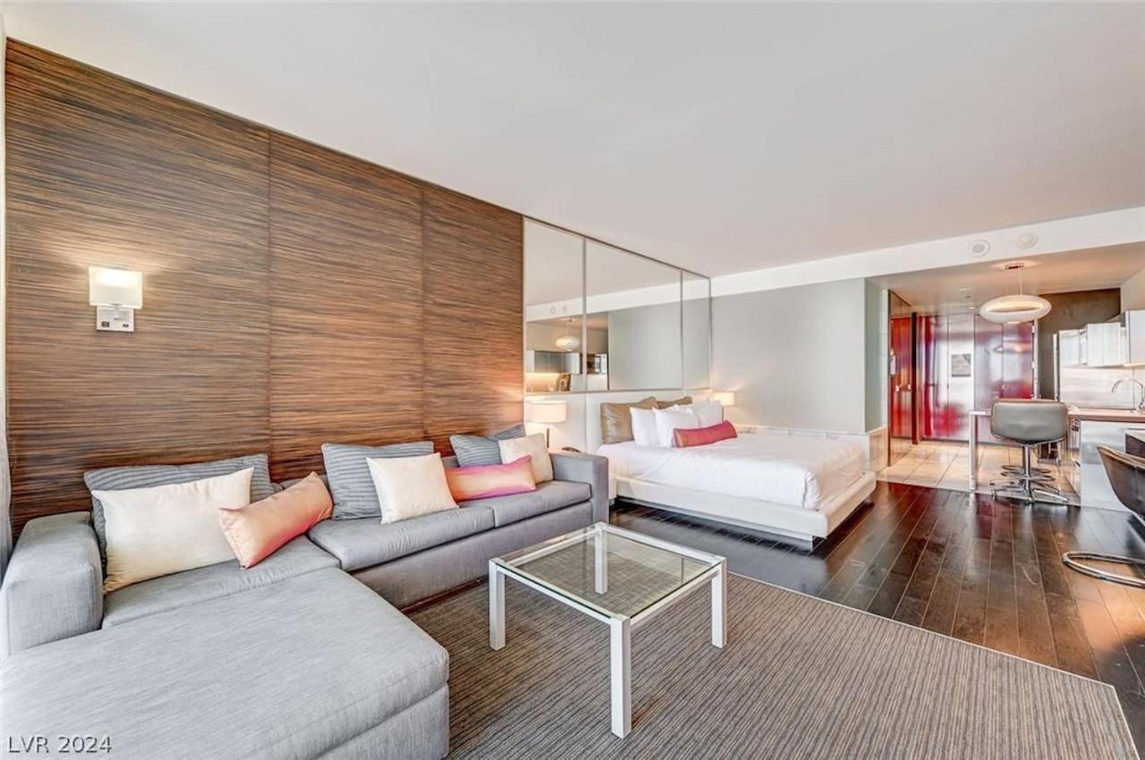 Stunning Strip View W Balcony Access 35308