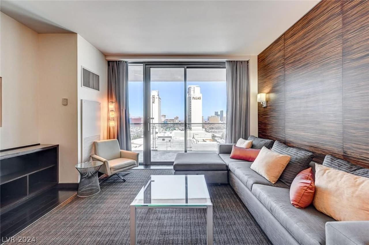 Inn Stunning Strip View W Balcony Access 35308