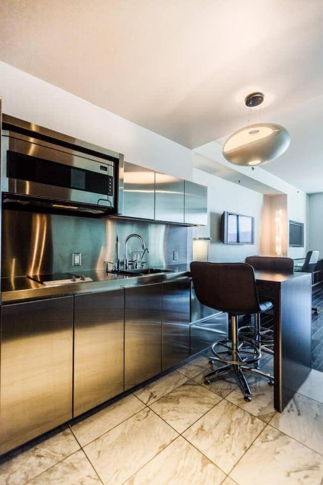 Stunning Strip View W Balcony Access 35308 Inn *