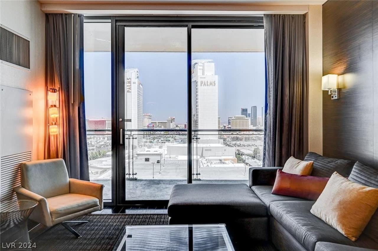 Stunning Strip View W Balcony Access 35308 Inn Las Vegas
