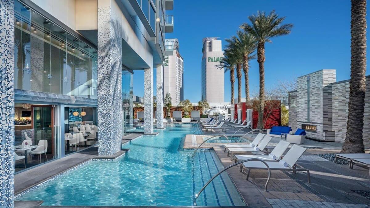 Stunning Strip View W Balcony Access 35308 Inn