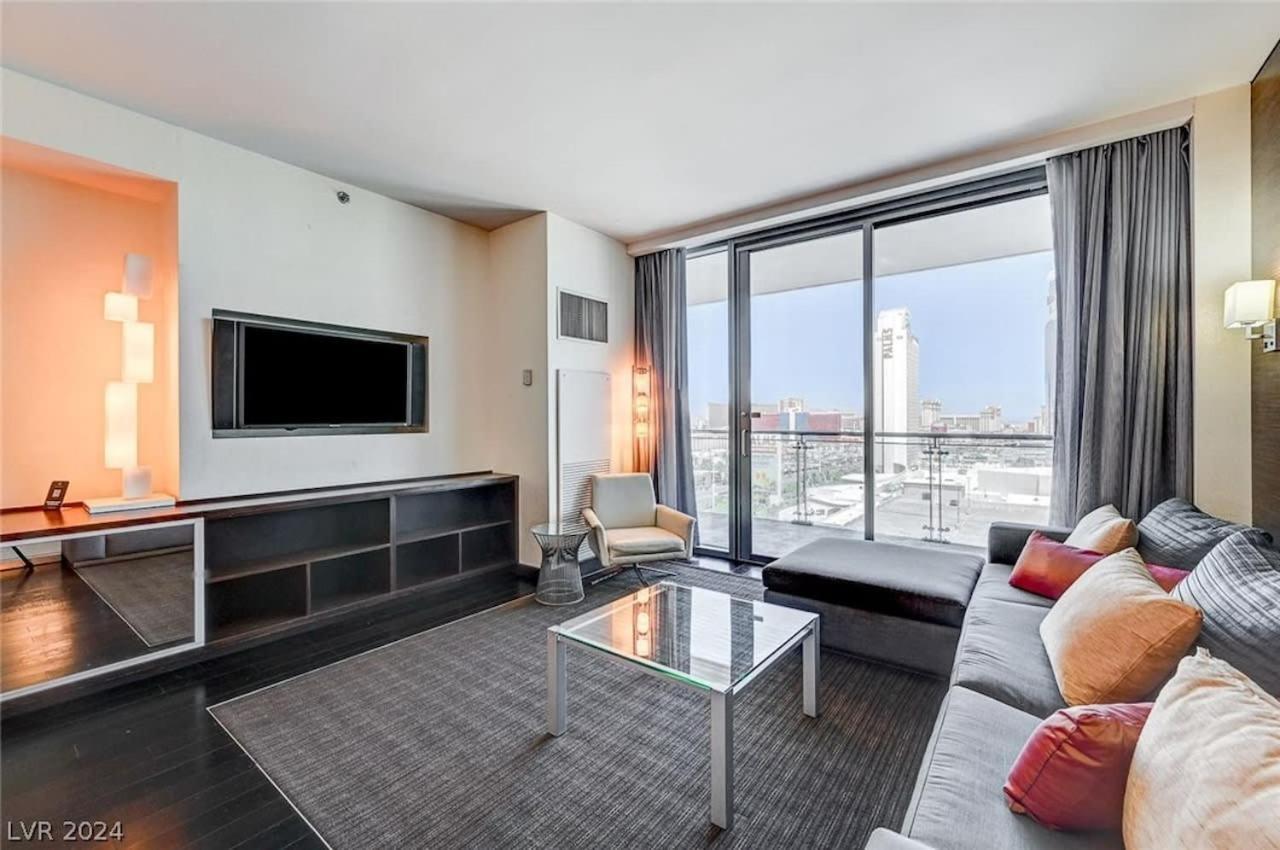 Inn Stunning Strip View W Balcony Access 35308