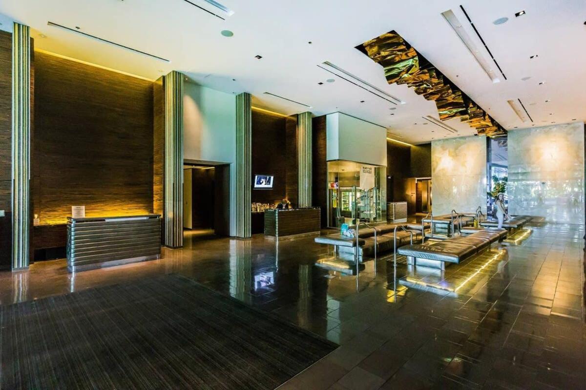 Stunning Strip View W Balcony Access 35308 Inn Las Vegas
